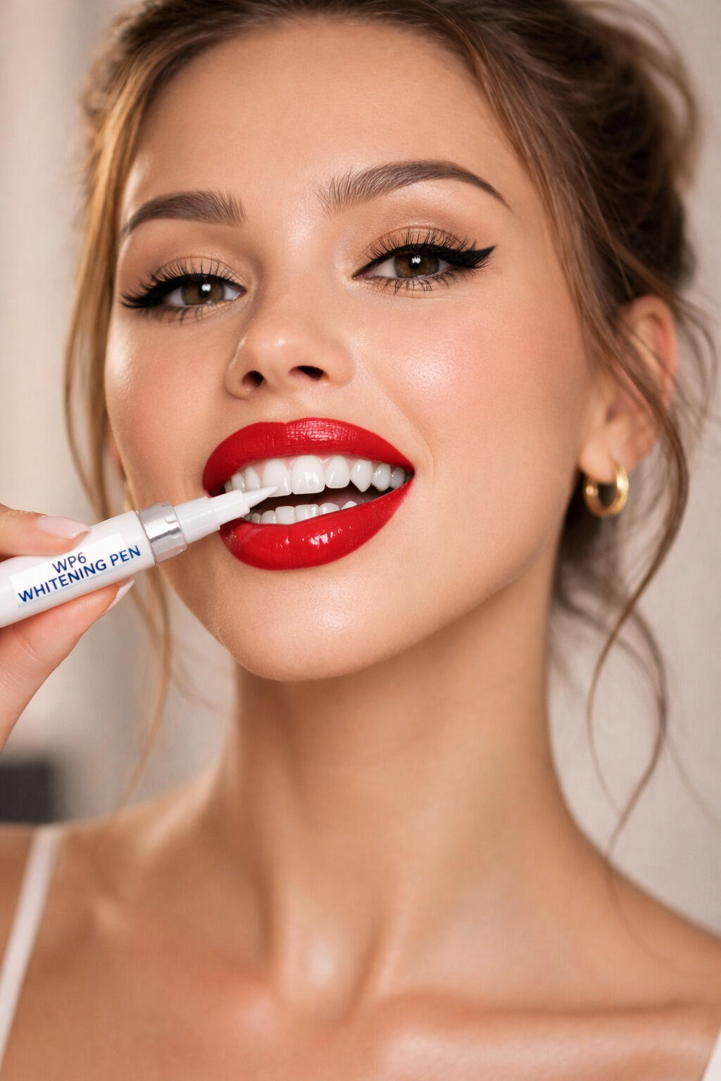 Applying WP6 teeth whitening pen gel directly to teeth A convenient, easy-to-use teeth whitening pen designed for daily oral care. Suitable for home use.